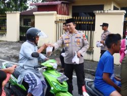 Kapolres Pasaman Barat AKBP Agung Tribawanto Pimpin Langsung Pembagian Ratusan Paket Takjil