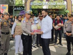 Pantau Pos Terpadu Pelayanan Perayaan Idul Fitri, Wako Fadly Amran Bagikan Parcel Lebaran
