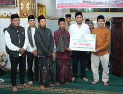 Safari Ramadan di Kabupaten Solok, Vasko Ruseimy Serahkan Bantuan untuk Dua Masjid