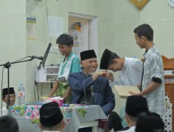 Gubernur Mahyeldi Safari Ramadan di Kota Solok, Serahkan Bantuan dan Dorong Peran Aktif Masyarakat Dalam Pembinaan Generasi Muda