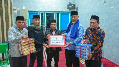 Iktikaf di Masjid Nurul Hidayah Sijunjung, Gubernur Mahyeldi Serahkan Bantuan Rp25 Juta