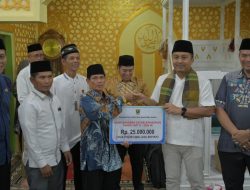 Wagub Sumbar Serahkan Dana Hibah Safari Ramadan dan 100 Paket Perlengkapan Sekolah di Masjid Raya Taluk