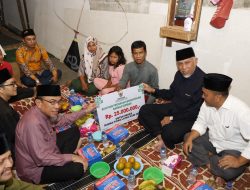 Gubernur Mahyeldi Serahkan Bantuan Bedah Rumah untuk Warga Koto Tangah