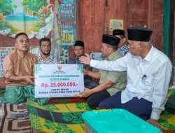 Gubernur Mahyeldi Serahkan Bantuan Perbaikan Rumah Warga Kurang Mampu di Luhak Nan Duo Pasaman Barat