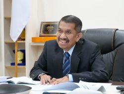 Ditengah Kesibukan Menangini Kasus Koruptor Buron, Kajari Selesaikan Doktoral