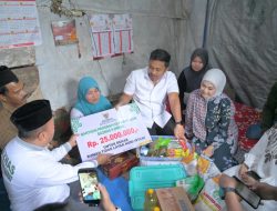 Safari Ramadan di Padang Panjang, Wagub Vasko Ruseimy Serahkan Bantuan Bedah Rumah untuk Salah Seorang Warga Tanah Hitam