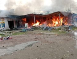 Tim Damkar Bersama Polres Pasaman Barat Padamkan Api di Sebuah Pertokoan Jorong Simpang Empat