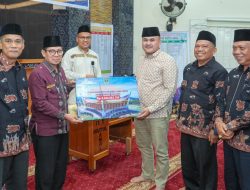 Safari Ramadhan di Padang, Sekdaprov Sumbar Serahkan Bantuan untuk Masjid dan 32 Panti Sosial