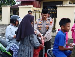 Kapolres Agung Tribawanto Gelar Pembagian Takjil Serentak se-Indonesia di Pasaman Barat