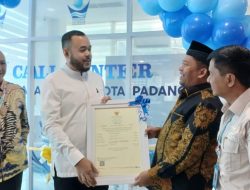 Didampingi Dirut Hendra Pebrizal Wako Padang Fadly Amran Terima Sertifikat Halal Air Minum Perumda AM Kota Padang dari BPJPH Sumbar Riau dan Jambi