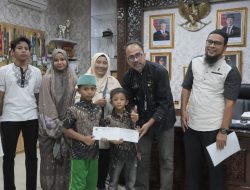 Sekretaris DPRD Sumbar Maifrizon Serahkan Santunan untuk Anak Yatim