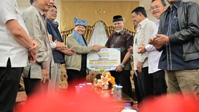 Gubernur Mahyeldi Terima Secara Simbolis Bantuan Rp1,6 Miliar dari PERADI untuk Mendukung Pemulihan Fasilitas Umum Terdampak Bencana di Sumbar