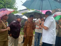 Jembatan dalam Pembangunan, Wabup Risnaldi Luruskan Isu Siswa Bertaruh Nyawa di Lumpo