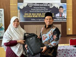 Peduli Pendidikan, Ketua DPRD Muharlion Berikan Bantuan Delapan Unit Laptop Kepada Yayasan Khairu Ummah