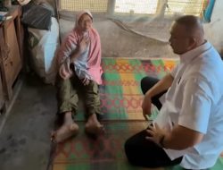 Andre Rosiade Serahkan Langsung BLT Rp.10 Juta Seorang Warga Penyakit Diabetes di Kampung Durian Parak Gadang Timur Padang