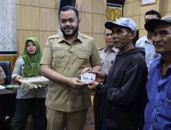 Walikota Fadly Amran Salurkan Bantuan Stimulan Perbaikan Rumah Masyarakat Terdampak Bencana Hidrometeorologi
