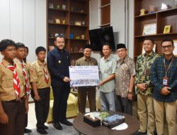 Walikota Fadly Amran Terima Bantuan Sepatu Lengkap Kaus Kaki dari PT.Pelindo II Teluk Bayur