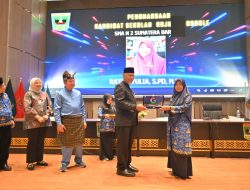 Hardiknas 2026, Gubernur Mahyeldi Anugerahkan Penghargaan kepada 109 Guru dan Tenaga Kependidikan Sumbar