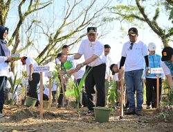 Tanam 1.000 Pohon di Hutan Kota Malvinas, Mahyeldi Serukan Aksi Nyata Cegah Banjir dan Krisis Iklim