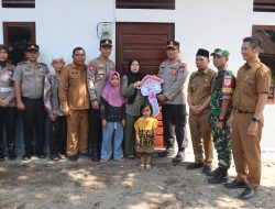 Polres Pasaman Barat Serahkan Kunci Bedah Rumah kepada Nenek Kartini di Hari Bhayangkara ke-80