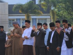 Bupati Welly Shalat Idul Adha Bersama Ribuan Warga di Halaman Kantor Bupati Pasaman