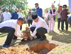 Mahyeldi dan Kakak Kandung Presiden Prabowo Tanam Pohon Bersama di Unand