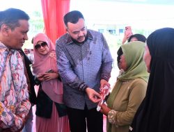 Fadly Amran Serahkan Kunci Hunsela, Hadirkan Harapan Baru bagi Penyintas Bencana di Padang