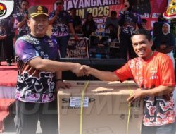 Kapolres Pasaman Barat AKBP Agung Tribawanto Serahkan Doorprize Kepada Peserta Run Road To Police Women Run 2026