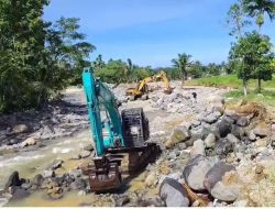 Pasca Ditinjau Gubernur, Tiga Alat Berat Mulai Normalisasi Sungai di Lokasi Banjir Kuranji
