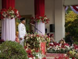 Pimpin Upacara Penurunan Bendera, Wagub Vasko Tegaskan Komitmen Jaga Merah Putih