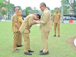 Sekdaprov Sumbar Berikan Penghargaan Kepada ASN Sekretariat Daerah Berprestasi