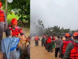 Tim SAR SatBrimob Polda Sumbar Evakuasi Korban Banjir di Kota Padang