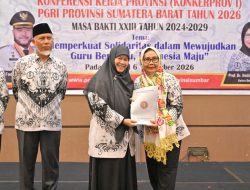 Kukuhkan Ibunda Guru PGRI Sumbar, Mahyeldi Tekankan Kompetensi dan Perlindungan Guru