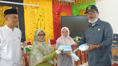 Kabut Asap Ganggu Kualitas Udara, H. Daswippetra Salurkan 20 Ribu Masker untuk Warga dan Pelajar Solok
