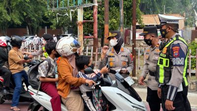 Wujud Kepedulian Terhadap Masyarakat, Polda Sumbar Bagikan Masker Terkait Kabut Asap
