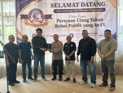 Rahmat Saleh Terima Penghargaan Peduli Petani dan Nelayan Sumbar