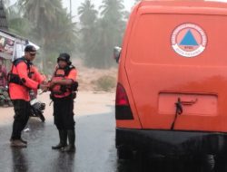 Banjir Rendam Kampung Apa Koto Tangah, BPBD Padang Bersama TNI-Polri Turun Evakuasi Warga