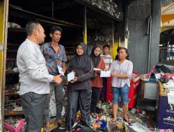 Tinjau Lokasi Kebakaran di Limau Manis, Rahmat Saleh Serahkan Bantuan Tanggap Darurat