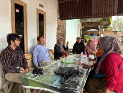 Rahmat Saleh Serahkan Bantuan Korban Banjir Lubuk Minturun Padang