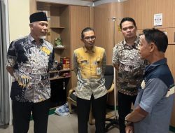 Mahyeldi Jenguk Ketua MUI Sumbar Korban Kebakaran KMP Batumandi di Cilegon